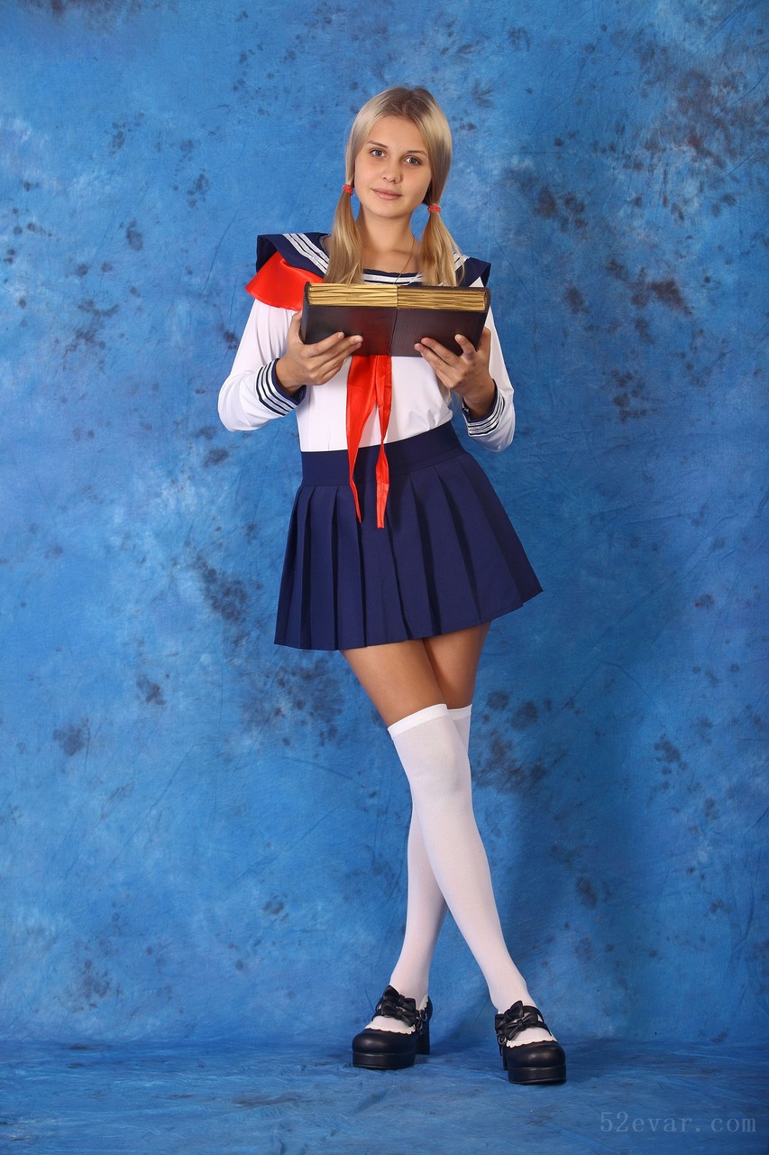 Mika双马尾学生JK制服写真