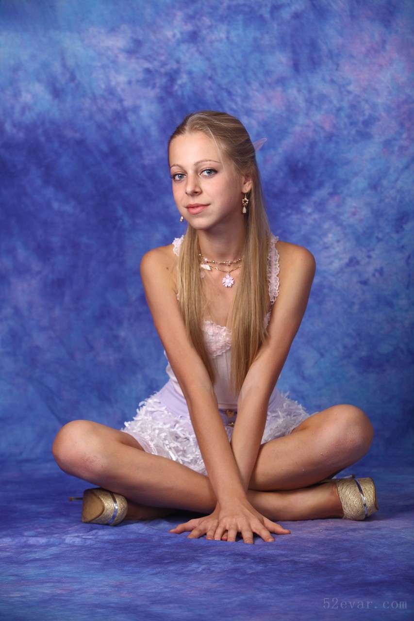 Anastasia白色蕾丝花裙写真