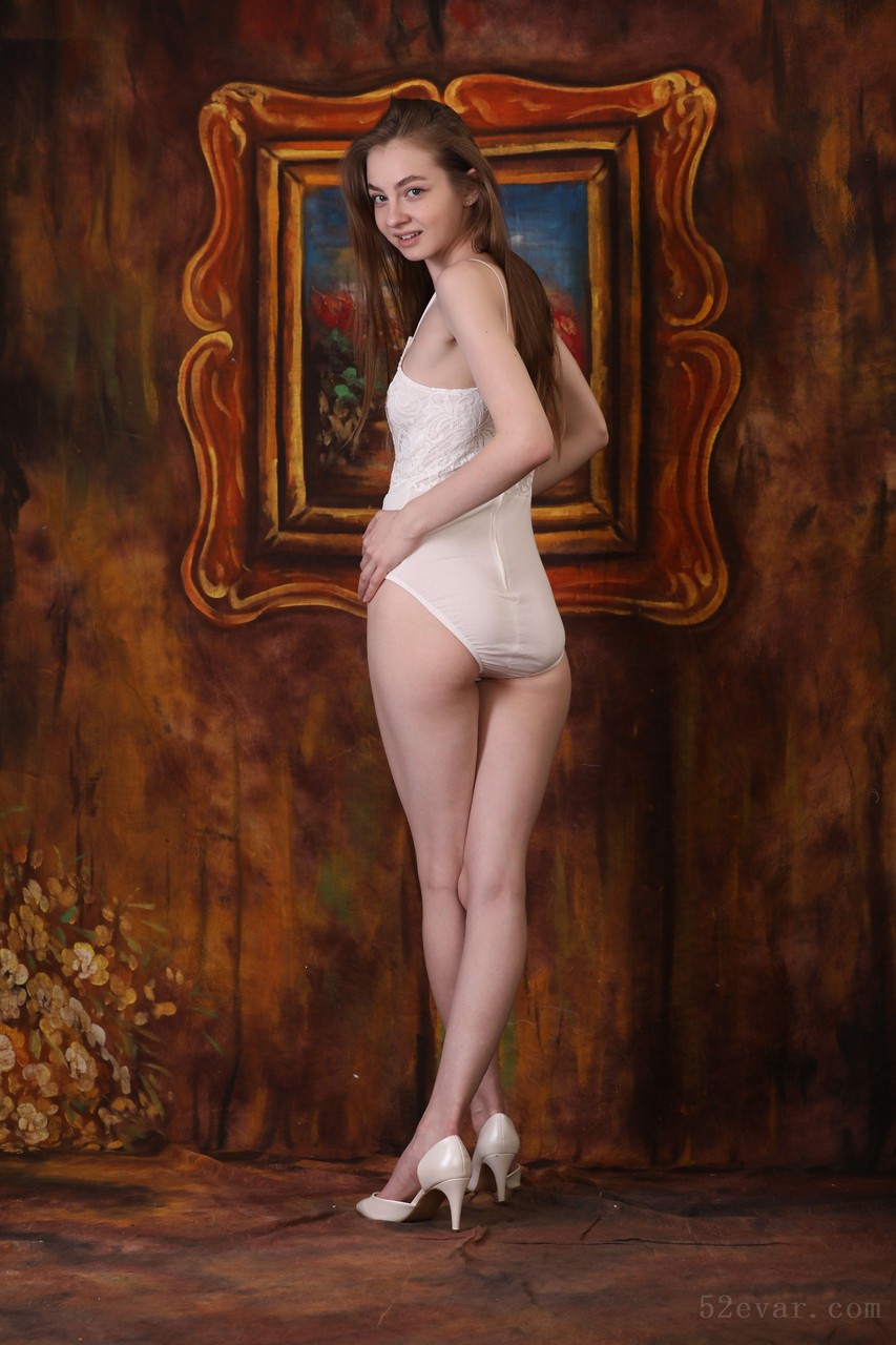 Bella白色蕾丝睡衣写真