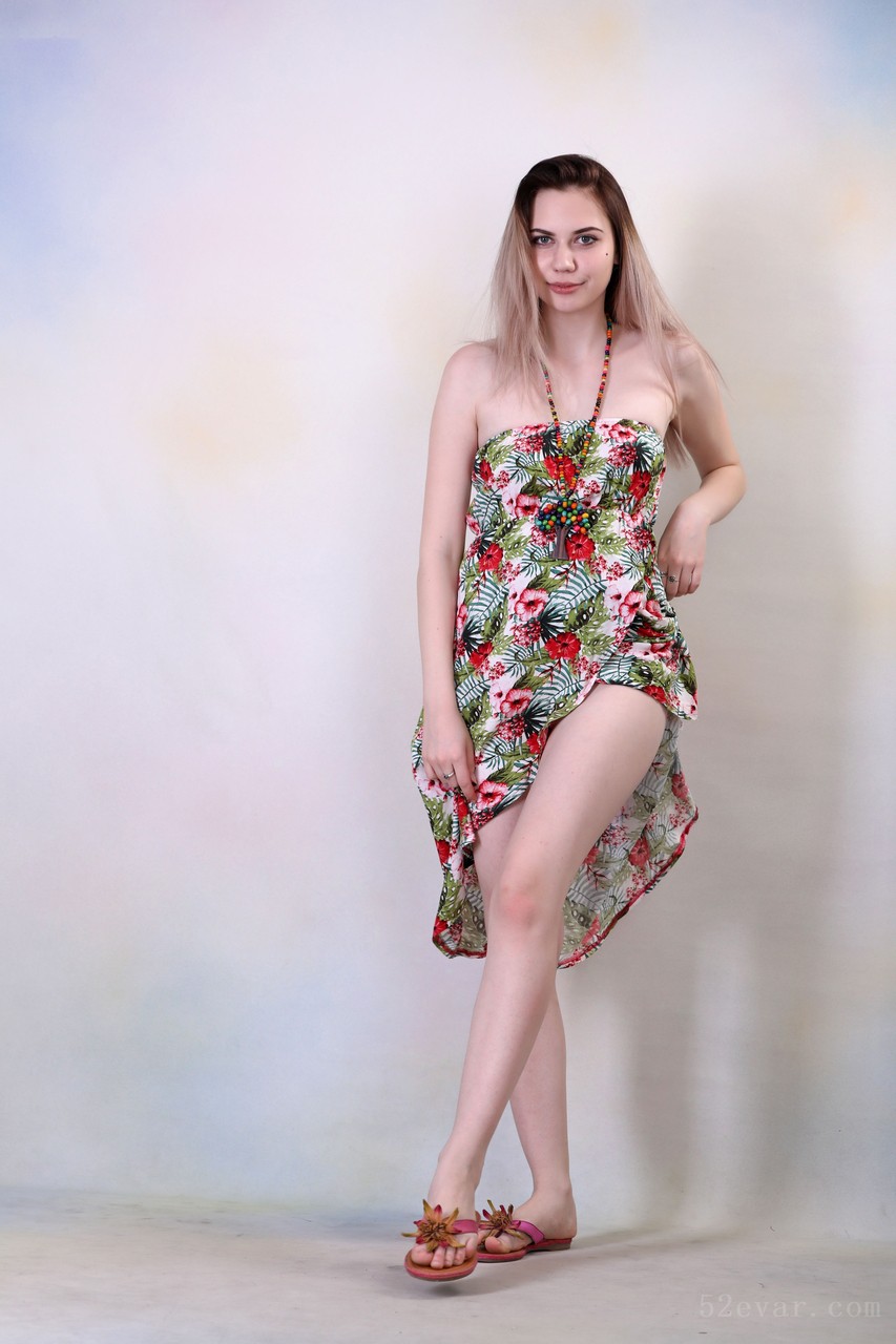 Jessica彩色长裙写真