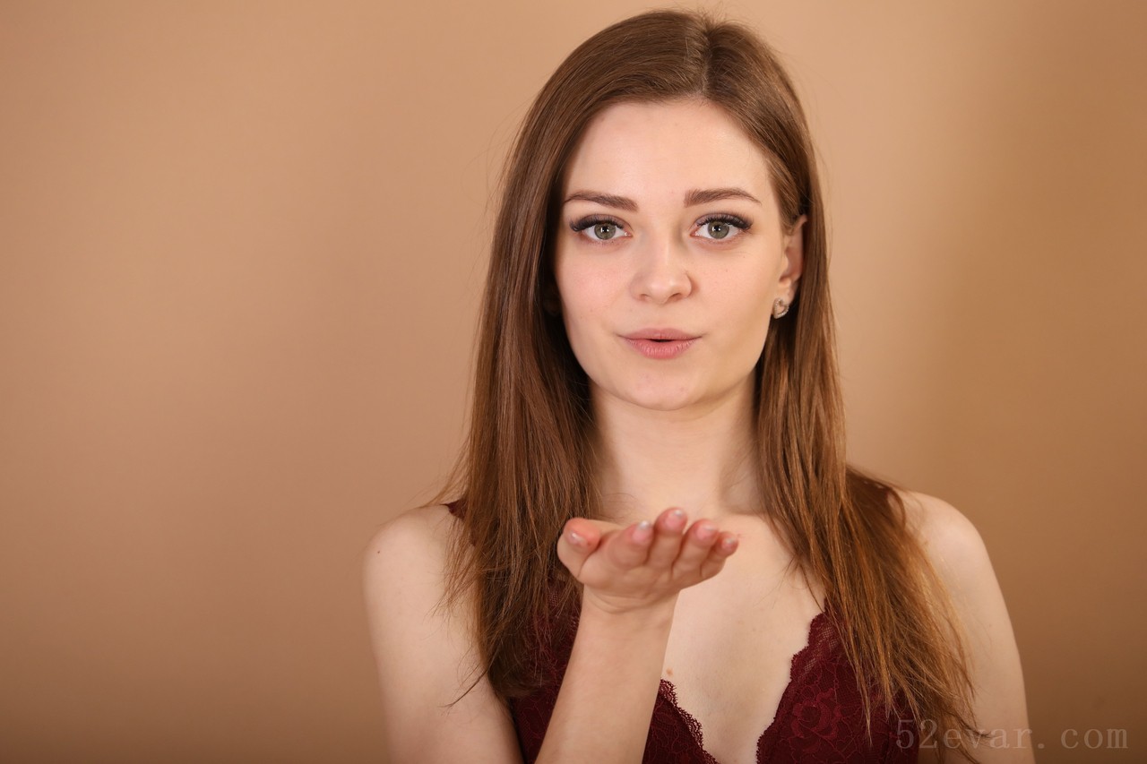 Lauren紫色内衣装写真