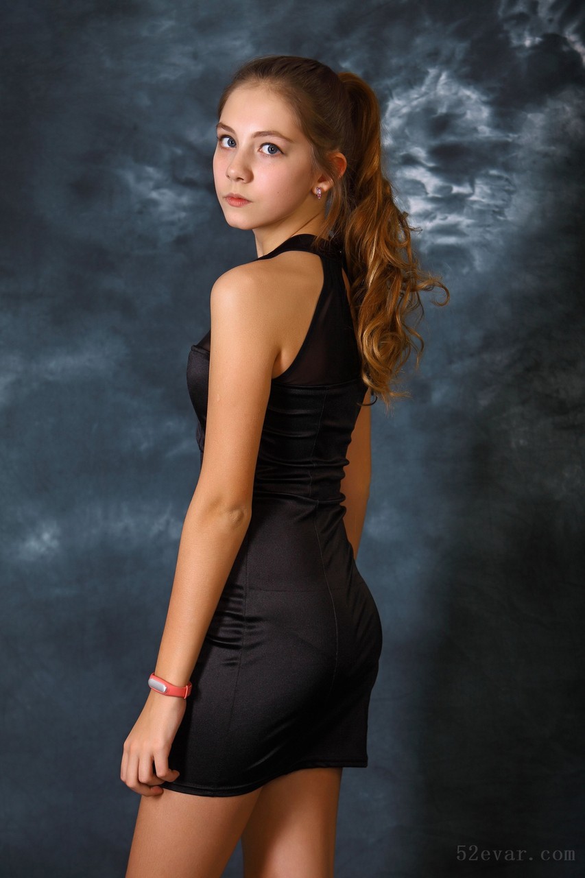 Alissa黑色连衣短裙写真