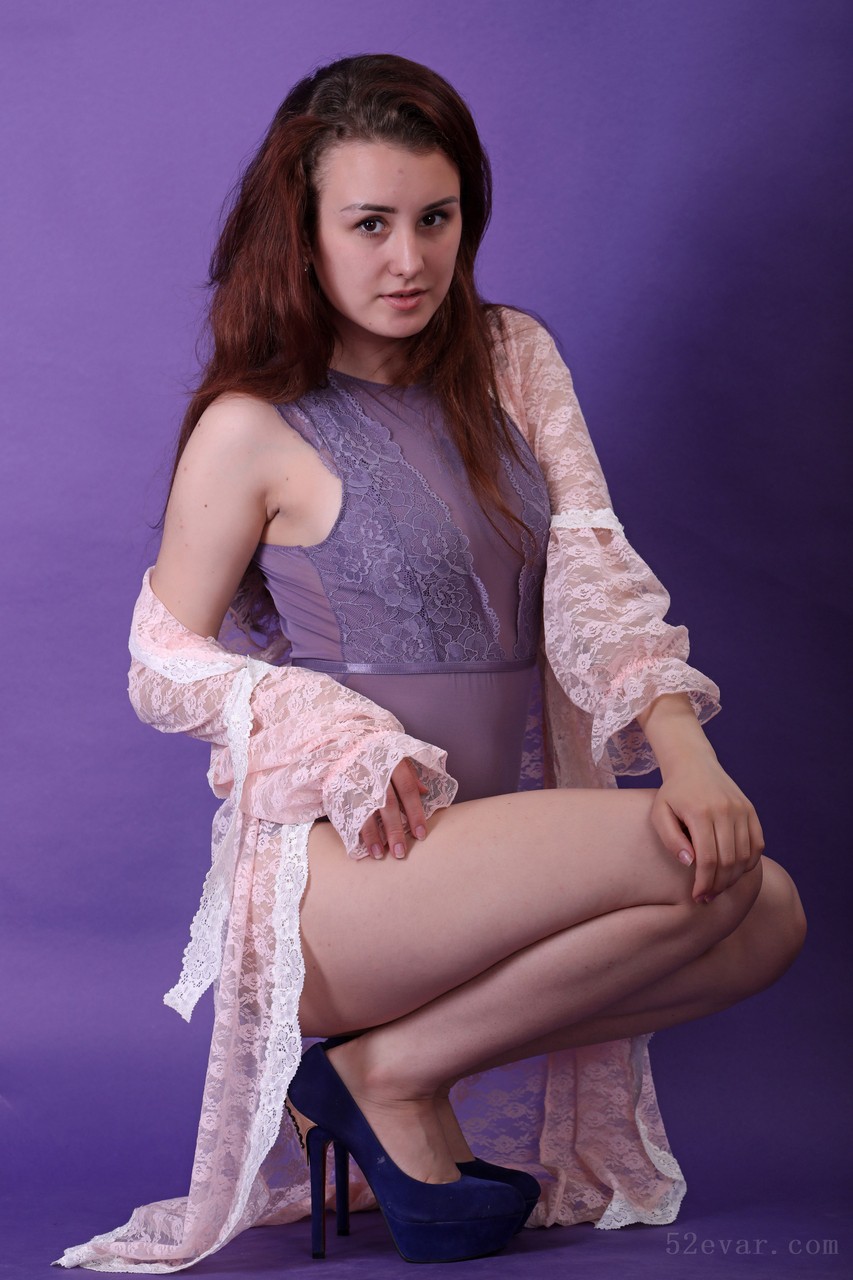 Yuliya紫色连体裙写真