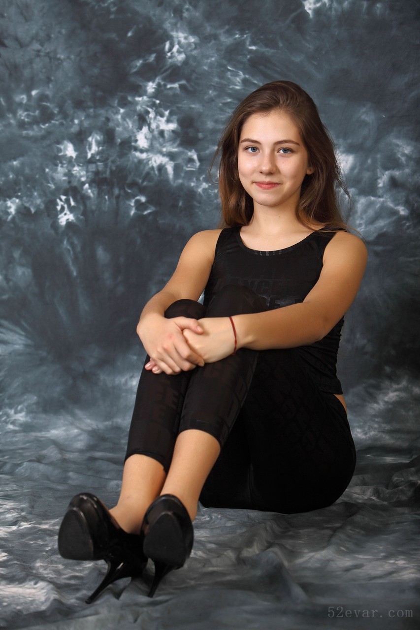 Alissa黑色皮裤高跟鞋写真