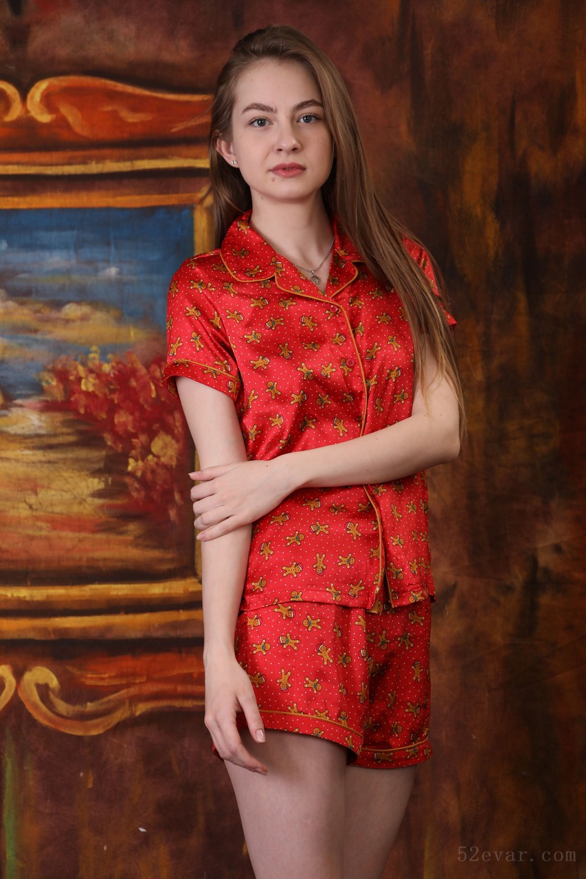 Bella深红色睡衣写真