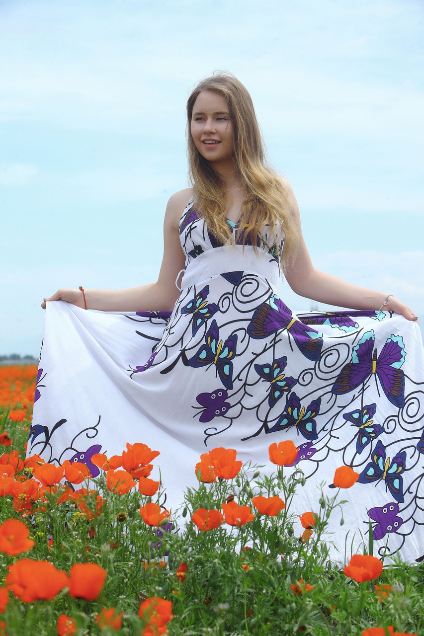 Hanna蝴蝶裙花间写真