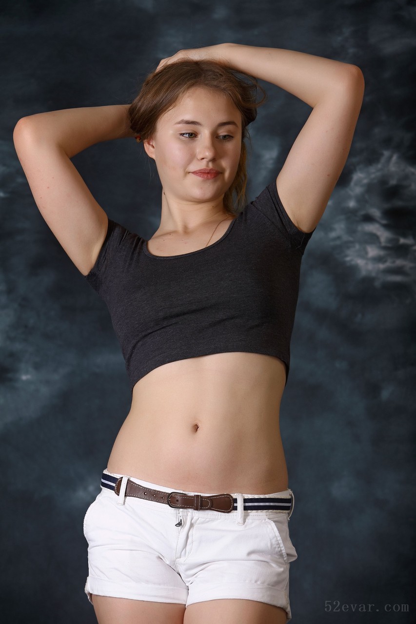 Hanna白色牛仔短裤写真