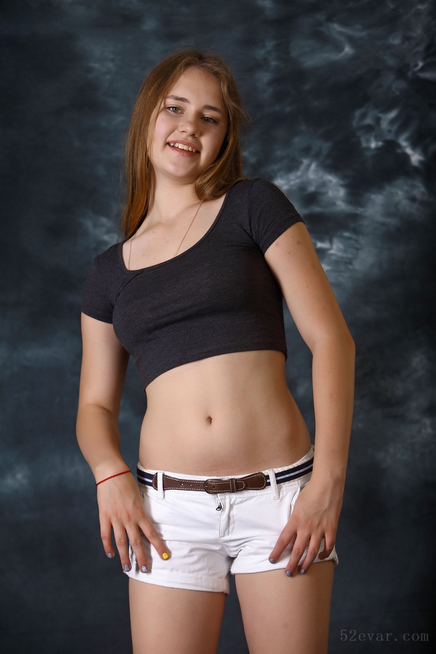 Hanna白色牛仔短裤写真