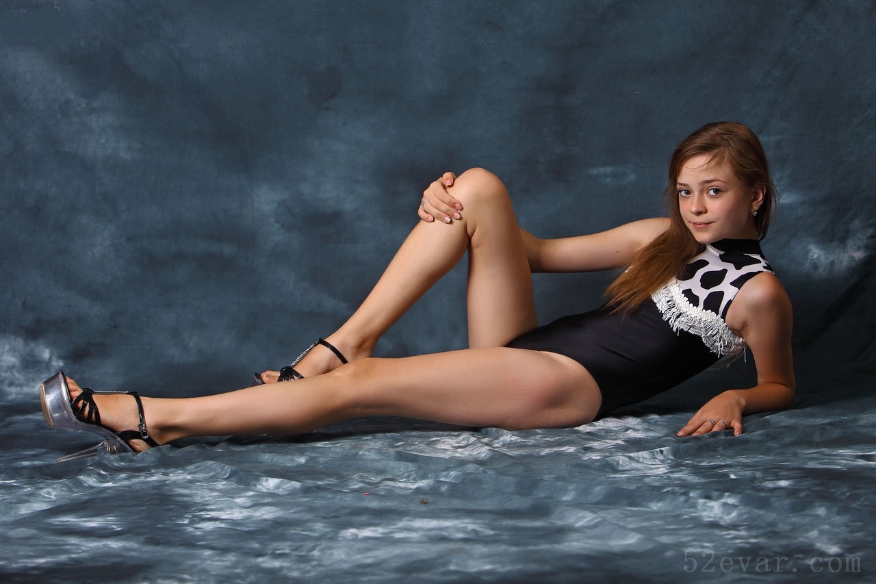 Lauren黑色连体服写真