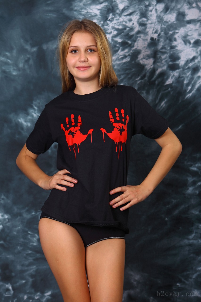 Mika黑色上衣写真