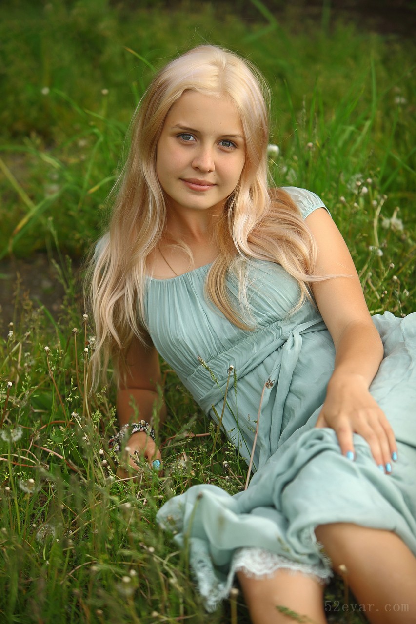 Mika草原长裙写真