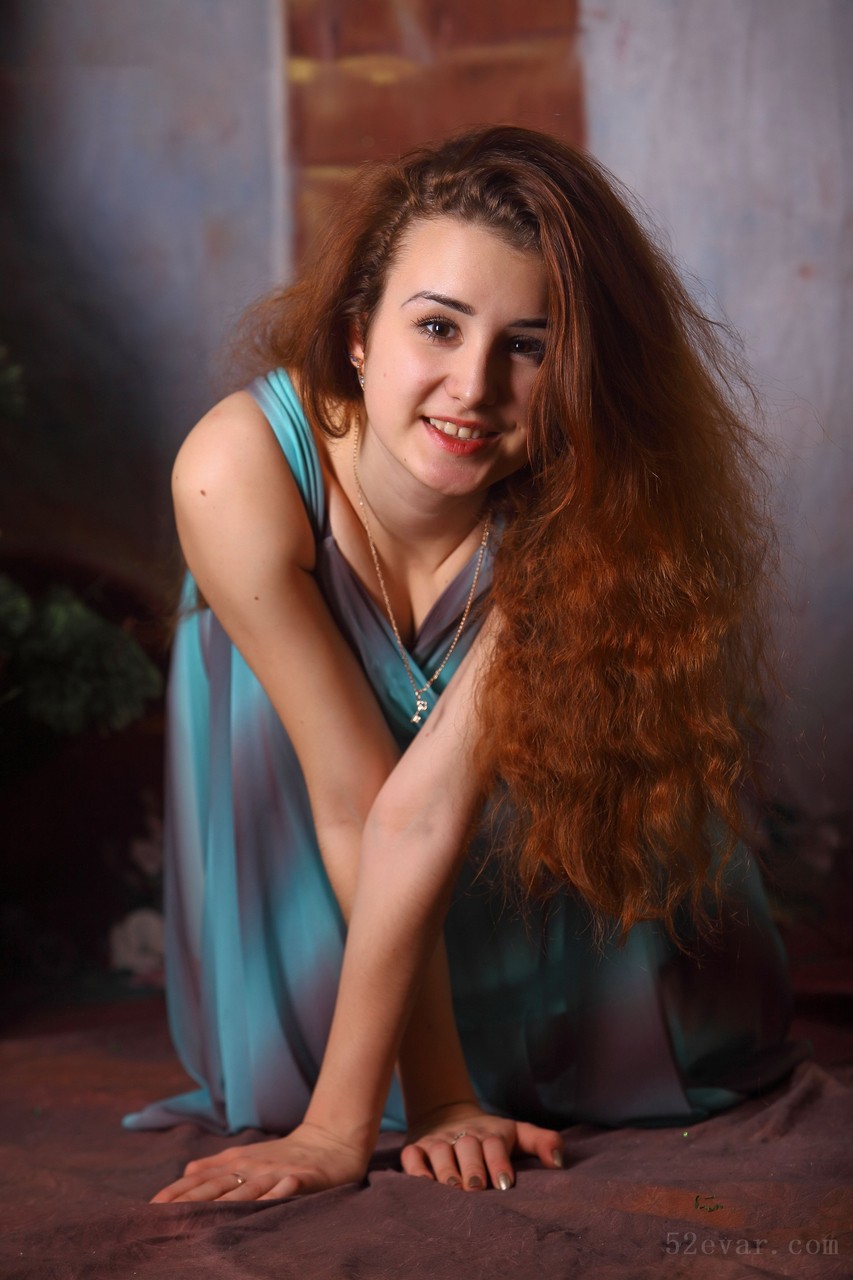 Yuliya渐变彩裙写真